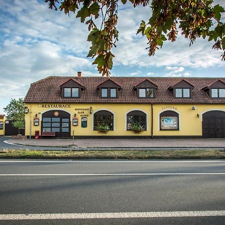 Hotel Penzion Zlaté Slunce Chocenice Exterior foto