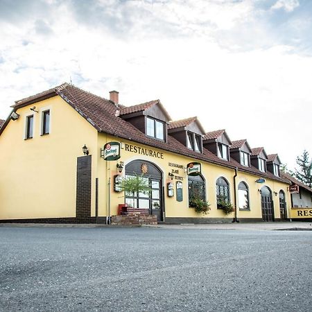 Hotel Penzion Zlaté Slunce Chocenice Exterior foto