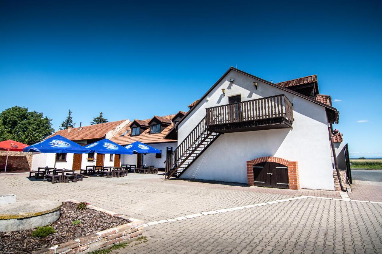 Hotel Penzion Zlaté Slunce Chocenice Exterior foto